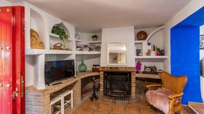 Télévision, cheminée, lecteur de DVD