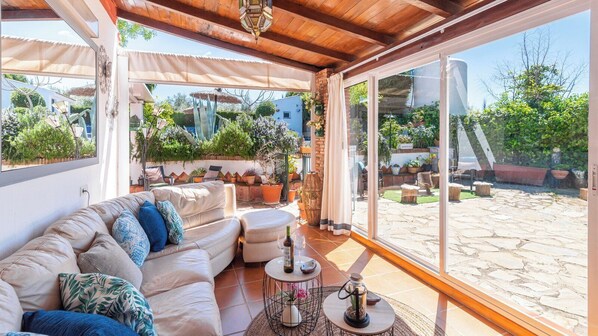 Tv, pejs, dvd-afspiller, bordtennisbord