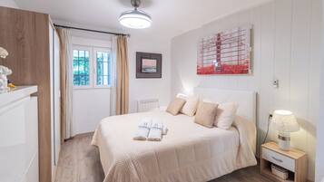 3 bedrooms, iron/ironing board, travel cot, WiFi