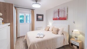 3 slaapkamers, een strijkplank/strijkijzer, reisbedje, wifi