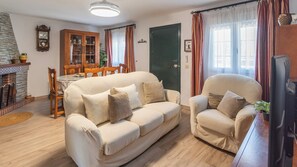 Fernseher, Kamin, DVD-Player, Tischtennisplatte