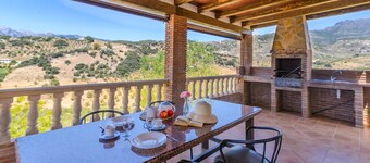 Vackert traditionellt hus med grill
