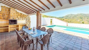 Unclassified image, 2 of 24, button