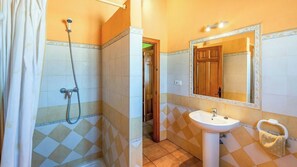 Shower - Levante Almáchar by Ruralidays (Málaga)