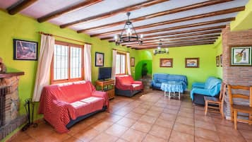 Een televisie en een open haard