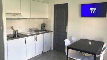 Micro-ondes, cafetiĂšre/bouilloire