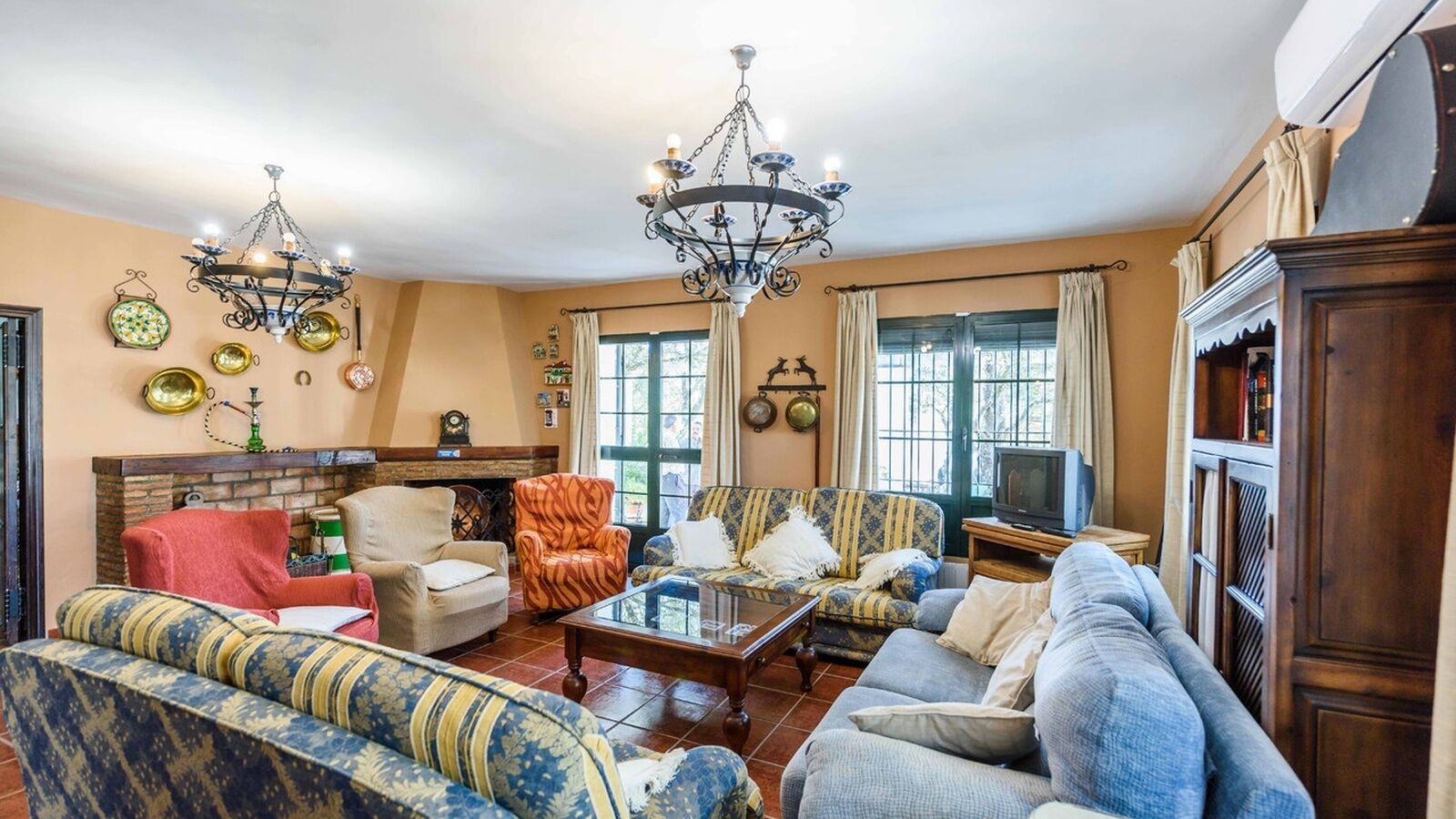 TV, peis, bordtennis og stereoanlegg