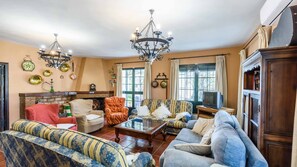 Fernseher, Kamin, Tischtennisplatte, Stereoanlage