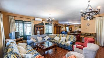 TV, fireplace, ping pong, stereo