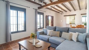 Tv, pejs, dvd-afspiller, stereoanlæg