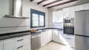 Køleskab, mikrobølgeovn, ovn, kogeplade