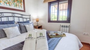 2 soverom, strykejern/-brett, reiseseng for barn og wi-fi