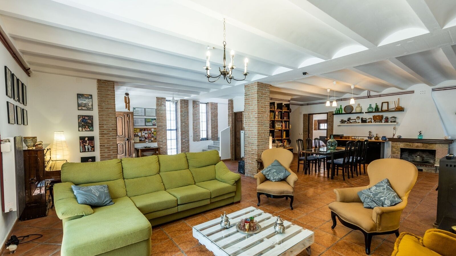 Een televisie en een open haard