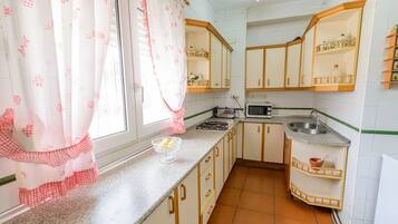 Réfrigérateur, plaque de cuisson, lave-vaisselle, cafetière/bouilloire