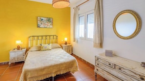 4 chambres, fer et planche à repasser, lit de bébé portatif