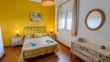 4 chambres, fer et planche à repasser, lit parapluie