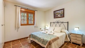 3 bedrooms, travel cot, WiFi