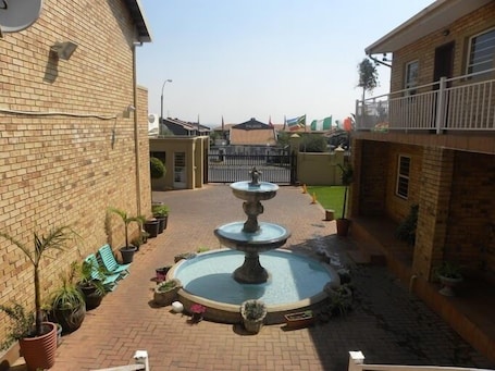 Courtyard. Croydon hotel