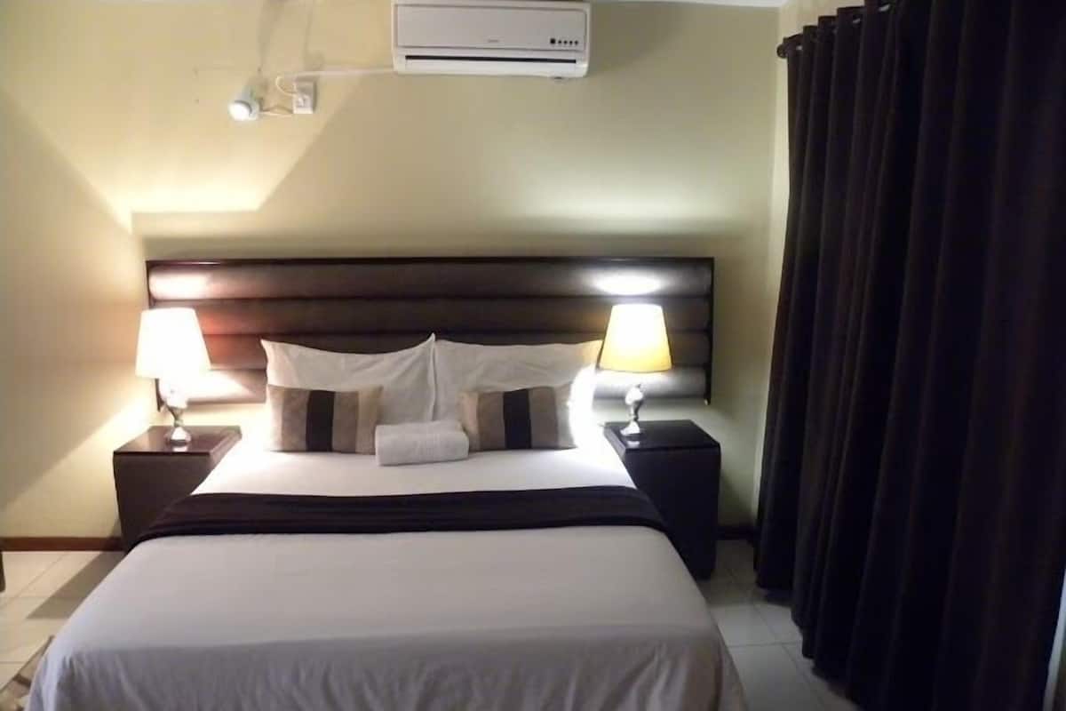 standard studio, 1 king bed | free cots/infant beds, free wifi, bed sheets