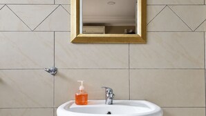 Habitación estándar con 1 cama matrimonial o 2 individuales, baño en la habitación | Baño | Regadera, regadera tipo lluvia, amenidades de baño gratuitas