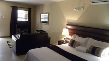 Standard Studio, 1 King Bed | Free cribs/infant beds, free WiFi, bed sheets