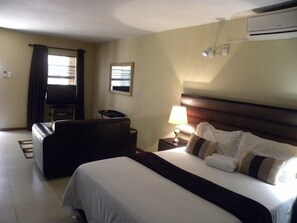 Standard Studio, 1 King Bed | Free cots/infant beds, free WiFi, bed sheets - Croydon hotel (Kempton Park)