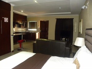 Family Studio, Multiple Beds | Free cots/infant beds, free WiFi, bed sheets - Croydon hotel (Kempton Park)