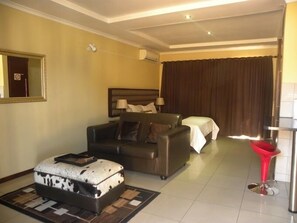 Estúdio standard, 1 cama King | Berços grátis, Wi-Fi de cortesia, roupa de cama