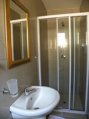 Shower, rainfall showerhead, free toiletries, hair dryer