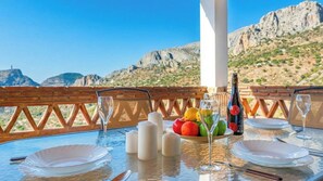 تناول الطعام بالخارج