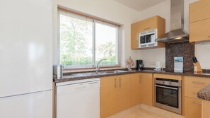 Geladeira, micro-ondas, fogão, cooktop