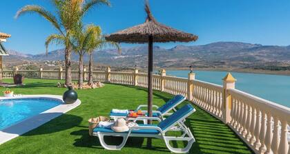 Cortijo Angela Viñuela by Ruralidays