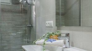 Dusche, Haartrockner, Handtücher