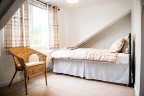 3 bedrooms, travel crib, internet