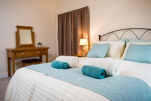 3 bedrooms, travel crib, internet - Awel Taf -  A spacious 3 bedroom Cottage with Courtyard Garden! (St Clears)