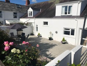 Outdoor dining - Awel Taf -  A spacious 3 bedroom Cottage with Courtyard Garden! (St Clears)
