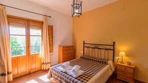 3 slaapkamers, een strijkplank/strijkijzer, reisbedje, wifi