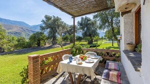 تناول الطعام بالخارج