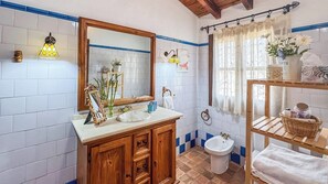 Badewanne, Haartrockner, Handtücher