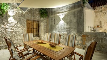 Villa (4 Bedrooms) | Terraza o patio