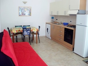 Full-size fridge, oven, cookware/dishes/utensils, freezer - Appartamenti Pigafetta (Valledoria)
