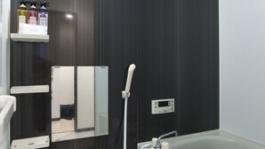 Une salle de bain moderne avec un meuble-lavabo en bois foncé, une baignoire blanche, une douchette à main et un miroir.