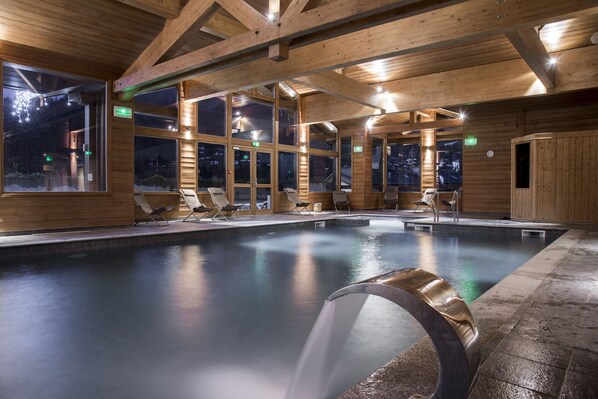 من حمّامات السباحة المغطاة، حمّام سباحة مُدفَّأ