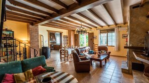 TV, lareira, DVD player, mesa de pingue-pongue