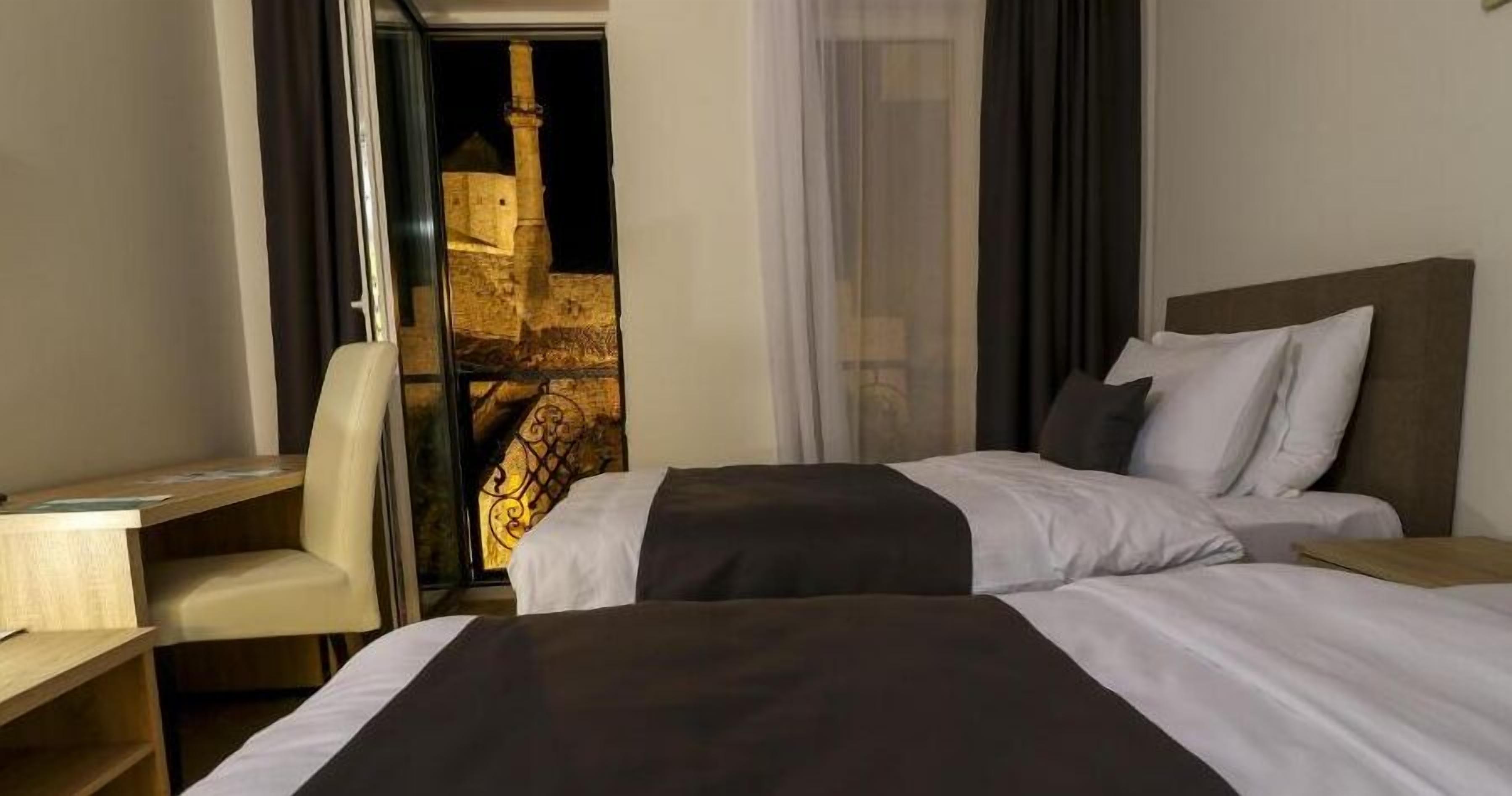 Minibar, Zimmersafe, individuell dekoriert, Schreibtisch