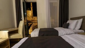 Minibar, in-room safe, desk, laptop workspace - Hotel Vezir Palace (Travnik)