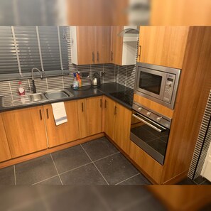 Frigorífico, microondas, horno y tostadora