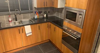 2 makuuhuoneen bungalow Romfordissa nukkuu 8