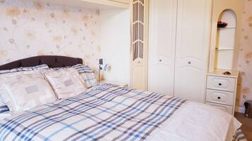 2 bedrooms, iron/ironing board, free WiFi, bed sheets
