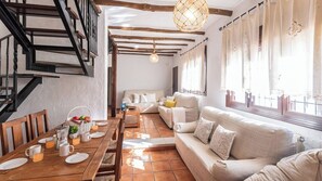 Télévision, cheminée, table de tennis de table